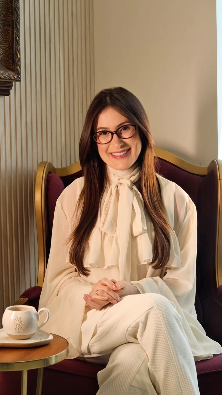 Michele Andrade, nutricionista, sorrindo em ambiente elegante